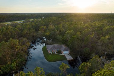 Doğal afet sonrası. Kasırga yağış sularıyla çevrili Florida yerleşim bölgesindeki evler.