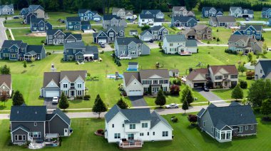 Amerikan banliyölerinde emlak gelişimine örnek olarak Amerikan rüya evleri. Rochester, New York 'taki yerleşim yerlerinin yukarıdan görüntüsü.