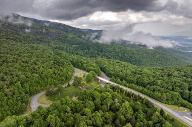 Yazın yağışlı mevsimde Blue Ridge Parkway. Kuzey Carolina Appalachian dağlarındaki dağ geçidi yolu, ABD.