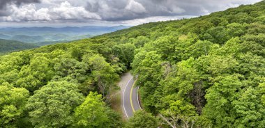 Appalachian Dağları 'nın yaz ormanlarında mavi tepe yolu ve renkli ormanlarda yeşil gölgeler. Yaz mevsiminde vahşi doğada araba kullanmak.