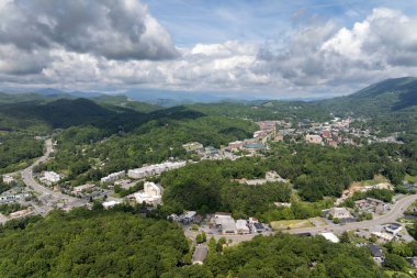 Boone, Kuzey Carolina. Appalachian dağlarındaki tarihi Amerikan şehir mimarisi. Watauga County, ABD 'deki eski şehir. Yukarıdan sokaklar ve tarihi binalar.