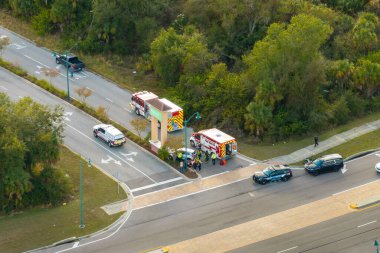Florida 'da otoyolda araba kazası. Acil servis personeli ABD 'de şehir caddesinde araba kazası kurbanlarına yardım ediyor..