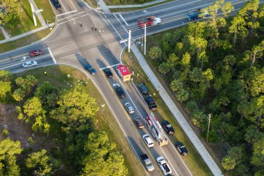 Amerikan caddesindeki kazaya acil servis personeli ve araçların karıştığı bir kaza alanı. ABD 'de trafik kazasına ilk müdahale ekipleri yardım ediyor..