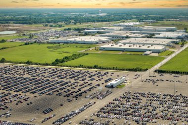 Otomotiv fabrikasının otoparkında park edilmiş arabalar satışa hazır..