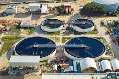 Atık su arıtma fabrikasındaki şehir su arıtma tesisi. İstenmeyen kimyasalların, askıya alınmış katı maddelerin ve gazların kirlenmiş sıvılardan çıkarılması süreci.