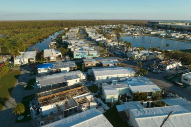 Florida gezici ev bölgesinde güçlü kasırga rüzgarları tarafından yıkılan banliyö evleri. Doğal afetin sonuçları..