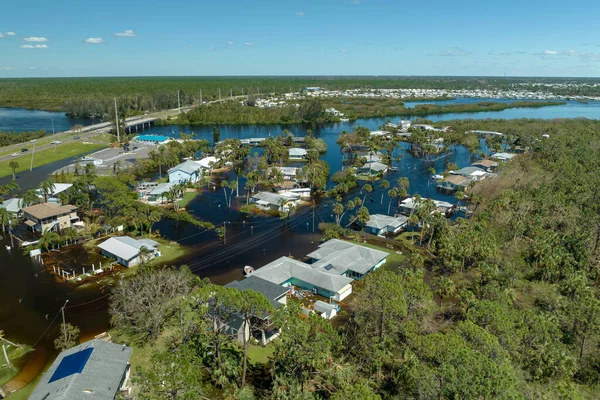 Doğal afetin sonuçları. Florida yerleşim bölgesindeki Ian kasırgasından sonra evlerin etrafını su basmış..