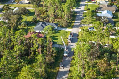 Elektrik işçileri kesintiden sonra elektrik hatlarını tamir ediyorlar. Florida banliyö bölgesinde kasırga sonrası hasar gören elektrik kablolarının tamiri.