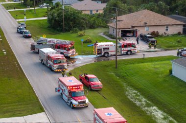 Florida 'daki olası yangın tehlikesine ilk müdahale ekipleri. İtfaiyeci kamyonları banliyö evinin yangın alarmında..