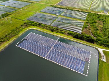 Temiz ve sürdürülebilir elektrik üretmek için su yüzeyine kurulmuş yüzen güneş enerjisi sistemi. Yenilikçi fotovoltaik teknoloji ile sıfır emisyon enerji üretimi kavramı.