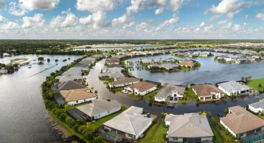 Sarasota, Florida 'daki Debby Kasırgası' ndan kalma su altı evleriyle dolu bir yerleşim bölgesi. Güney Amerika 'daki doğal afet sonrası.