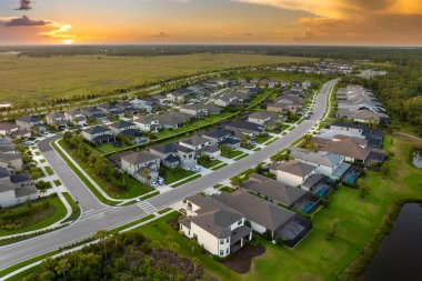 Güneybatı Florida 'da yeşil palmiye ağaçları arasında pahalı evleri olan kapılı bir topluluk. ABD 'de birinci sınıf konut geliştirme.