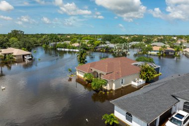 Debby Kasırgası Sarasota, Florida 'daki Laurel Meadows mahallesindeki evleri sular altında bıraktı. Doğal afetten sonra.