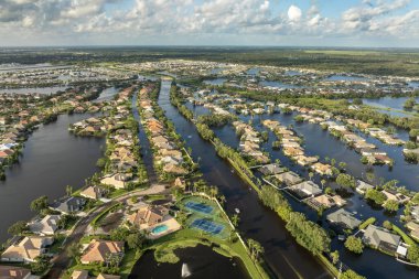 Florida, ABD 'deki yerleşim birimlerinde kasırga evleri sular altında bıraktı. Doğal afetten sonra.