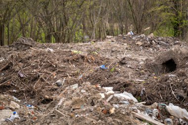 Ormana yasadışı çöp atıyorlar. Atık madde ve çöp geride bırakılan zararlı ekosistem ve vahşi yaşam ortamlarına zarar verir