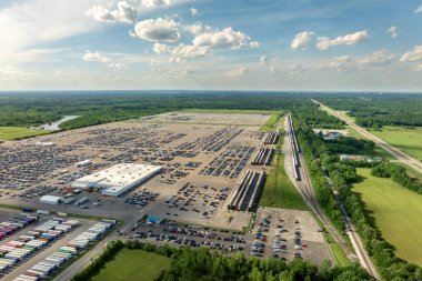 Üretim fabrikası deposuna yeni araba ithalatı veya ihracatı.