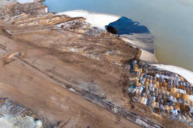 Florida 'daki fosfat çıkarma operasyonunun bir parçası olan madencilik alanında su ve tortu karışımı bir endüstriyel boru püskürtme.