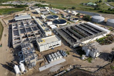 Su temizleme kabı ve boru sistemi olan endüstriyel su arıtma tesisi..