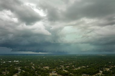 Kasaba üzerinde sağanak fırtınadan önce fırtınalı gökyüzünde oluşan kara uğursuz bulutların manzarası..