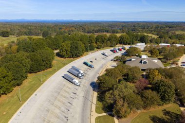 Otobanda kamyonlar için büyük bir dinlenme tesisi var. Uzun yolculuklar boyunca dinlenme yeri