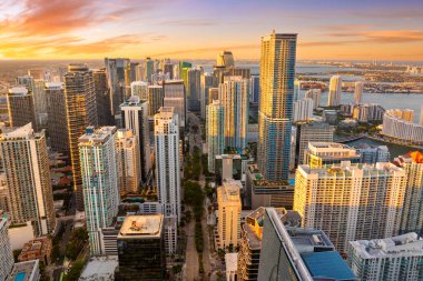 Miami, Florida, ABD. Gün batımında Amerikan şehir merkezinin hava manzarası. Modern ABD şehrindeki yüksek ticari ve meskun gökdelen binaları.