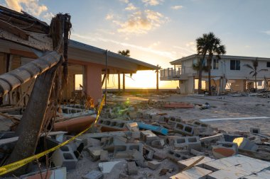 Doğal felaket ve sonuçları. Kasırga Florida kıyı bölgesindeki evleri ve duvarları yıktı.