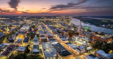 Savannah, Georgia 'da tarihi mimarisi olan panoramik şehir manzarası. Akşamları Güney Amerika mimarisi.