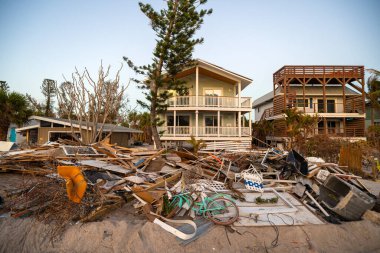 Florida 'daki Milton Kasırgası' ndan sonra ağır hasar gören evlerden yığınla çöp. Englewood 'daki Manasota Key' de enkaz var. Kasırga sonrası temizlik.