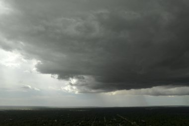 Florida kırsalında yaz fırtınası sırasında sağanak yağmur bulutları yağar..