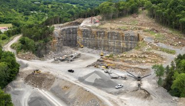 Kırık taş işleme tesisi olan açık maden ocağı. İnşaat endüstrisi için doğal kaynakların çıkarılması.