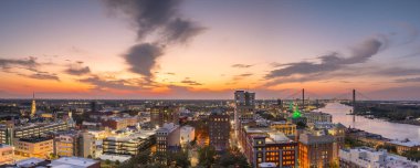 Savannah, Georgia 'da. Aydınlatılmış sokakları ve tarihi binaları olan Amerikan mimarisi.