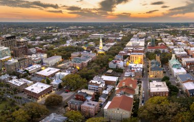 Georgia 'nın Savannah şehrinde. Gün batımında ABD şehir manzarası.