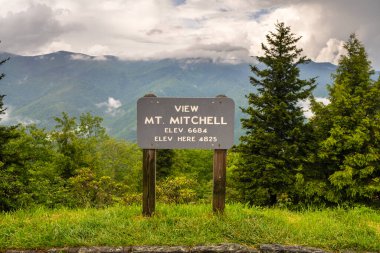 Kuzey Carolina Appalachian dağlarındaki Blue Ridge Parkway 'de manzaralı bir yolculuk. Mitchell dağı gözlem noktasını gözden kaçırır..