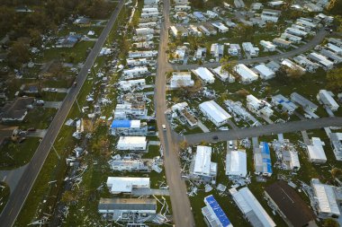 Florida gezici ev bölgesinde Ian kasırgasından sonra ciddi hasar görmüş evler. Doğal afetin sonuçları..