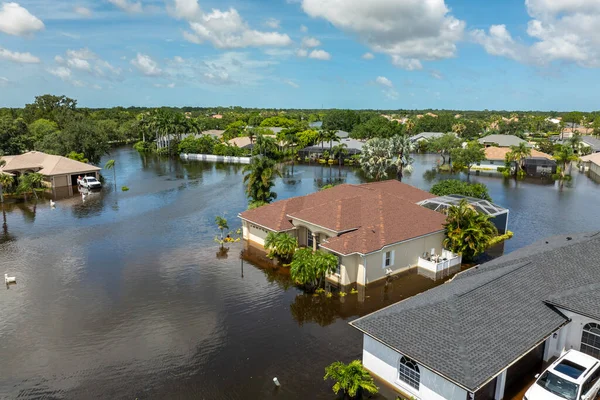 Debby Kasırgası Sarasota, Florida 'daki Laurel Meadows mahallesindeki evleri sular altında bıraktı. Doğal afetten sonra.