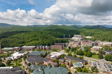 Blue Ridge Dağları 'ndaki küçük bir kasaba. Boone, Kuzey Carolina. Dar sokakları ve tarihi binaları olan kırmızı tuğlalı mimari Appalachian Dağları. Popüler turizm merkezi.