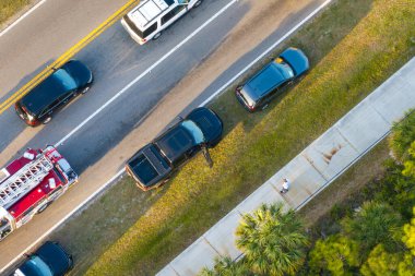 Florida 'da Amerikan caddesinde trafik kazası. ABD 'de trafik kazası kurbanlarına yardım eden ilk ekipler. Kaza yerine gelen acil servislerin hava görüntüsü.