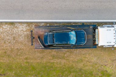 ABD caddesinde hasarlı araba yüklü çekici ile trafik kazası.