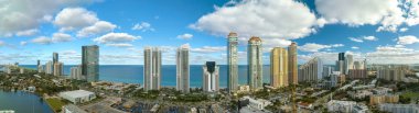 Sunny Isles Beach City 'deki Atlantik Okyanusu kıyısındaki lüks otellerin ve apartmanların manzarası. Güney Florida 'daki Amerikan turizm altyapısı.