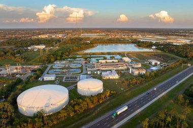 Şehir atık su arıtma tesisinde su arıtma tesisi. İstenmeyen kimyasalların, askıya alınmış katı maddelerin ve gazların kirlenmiş sıvılardan çıkarılması süreci.