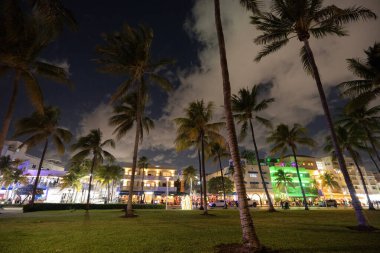 Miami Beach, Florida 'daki canlı Ocean Drive' da hafta sonu gecesi. Ünlü gece hayatı ve Art Deco mimarisi