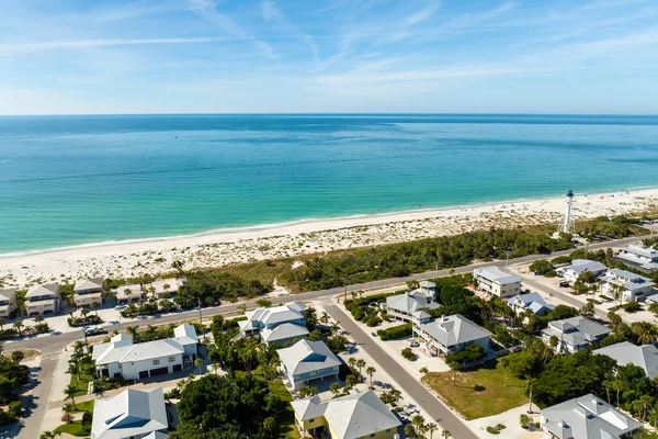 Varlıklı rıhtım yerleşim bölgesi. Boca Grande 'de pahalı yazlıkları olan zengin bir mahalle. Güneybatı Florida' da Gasparilla Adası 'nda küçük bir kasaba..
