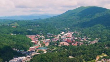 Boone, Kuzey Carolina. Appalachian Blue Ridge Dağları 'ndaki tarihi Amerikan kasabası. Watauga County, ABD 'deki eski şehir mimarisi. Yukarıdan sokaklar ve tarihi binalar