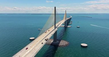 Florida 'daki Tampa Körfezi üzerinde Sunshine Skyway Köprüsü' nde araba sürüyor. Amerika 'da ulaşım altyapısı.