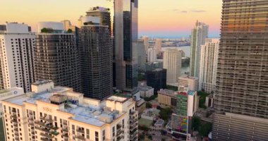 Miami 'nin şehir merkezi, Florida, ABD. Günbatımında modern Amerikan şehrindeki yüksek gökdelenli binaların kentsel manzarası