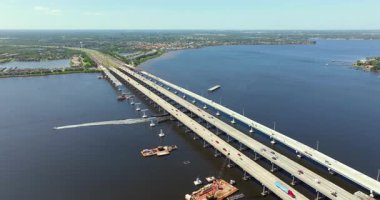 Otoyol köprüsünde inşaat halindeki trafik arabalarını sürmek. Amerikan karayolu üzerinde trafik altyapısı inşa ediliyor