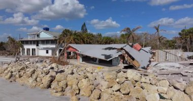 Milton Kasırgası 'nın Florida' daki Manasota Key üzerindeki sonuçları. Deniz kıyısındaki yıkılmış ev. Fırtına şiddetli hasar verdi.