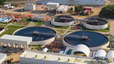 Su arıtma tesisi suyu arıtmak için gelişmiş teknoloji kullanıyor. İçmek için güvenli hale getiriyor ve çevreye geri getiriyor.