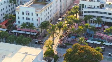 Güney mimarisi ve palmiye ağaçları Miami Plajı 'nda Ocean Drive caddesinde. Amerika 'nın güneyindeki popüler turizm merkezi