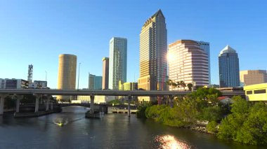 Tampa şehir merkezinde yüksek kuleleri ve hareket halindeki araçlarla dolu otoban köprüsü var. ABD 'de şehir manzarası